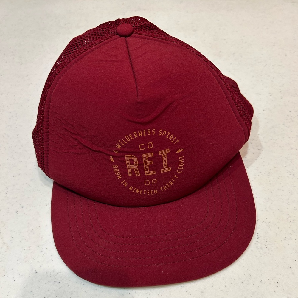 (OS) Red REI Hat